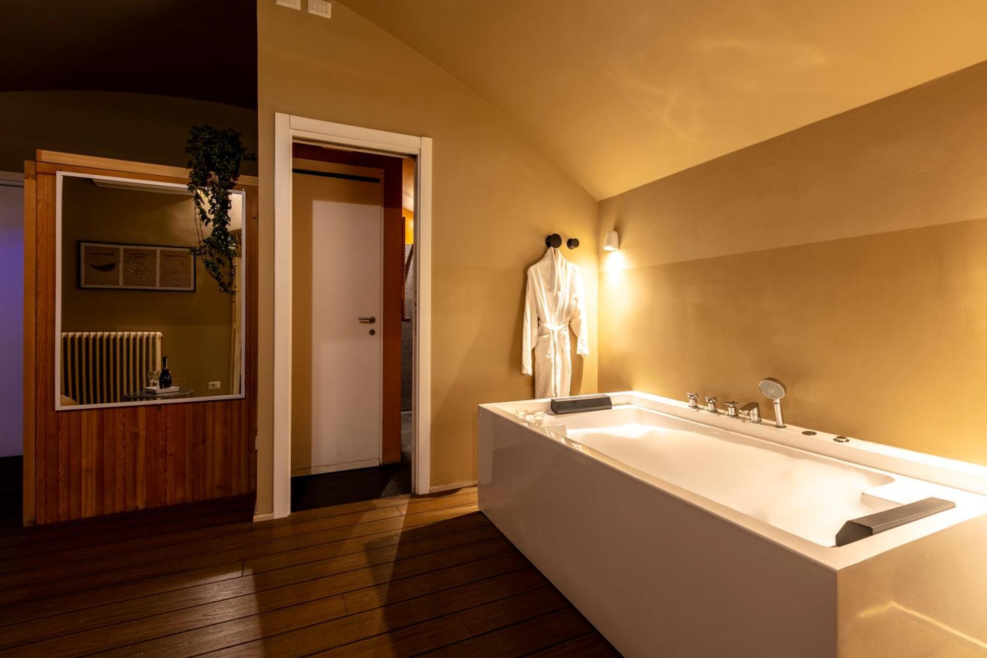 Romac Coronari With Gym, Sauna And Garden Exterior photo